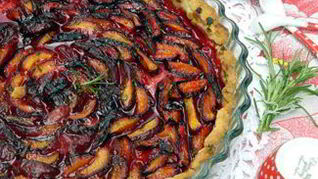 Тарт с черными абрикосами и розмариновым сахаром