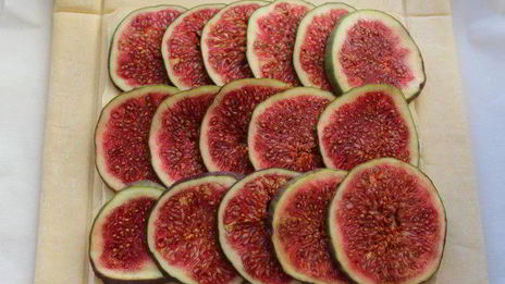 тарт с инжиром и сыром бри