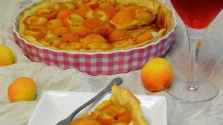 Тарт с камамбером и абрикосами