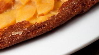 Тарт с карамелизованными яблоками