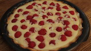 Тарт с малиной и миндалем