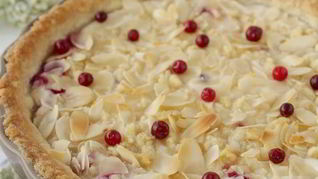 Тарт с рикоттой и брусникой