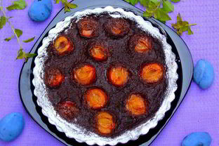 Тарт с шоколадным кремом и сливами