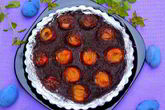 Тарт с шоколадным кремом и сливами