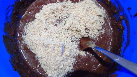 тарт с шоколадным кремом и сливами