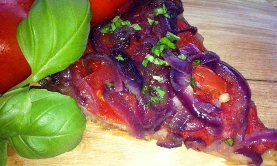 Рецепт тарт с томатами и карамельным луком