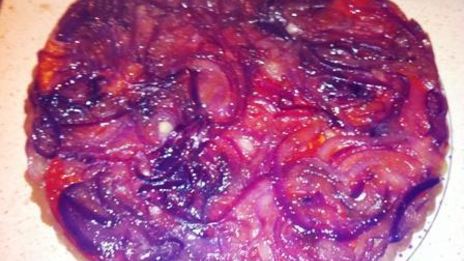 тарт с томатами и карамельным луком