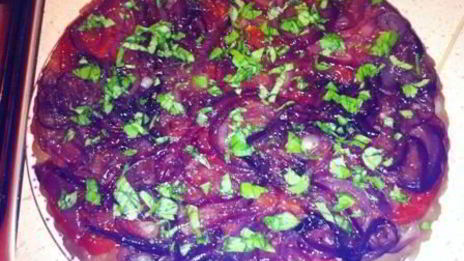 тарт с томатами и карамельным луком