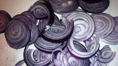 тарт с томатами и карамельным луком