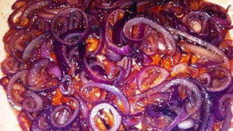 тарт с томатами и карамельным луком