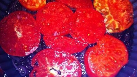 тарт с томатами и карамельным луком