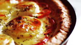 Тарт с томатами и луком