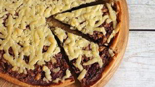 Тарт с вишней и грецкими орехами