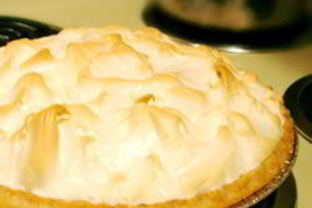 Тарт с ягодным вареньем и меренгой-безе