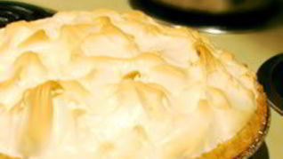 Тарт с ягодным вареньем и меренгой-безе