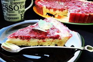 Тарт с заварным кремом и малиновым желе