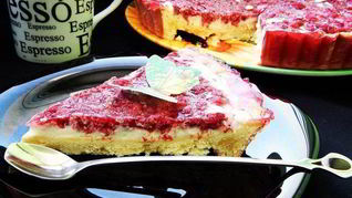 Тарт с заварным кремом и малиновым желе