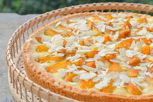 Тарт со сливами и миндалем