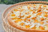 Тарт со сливами и миндалем
