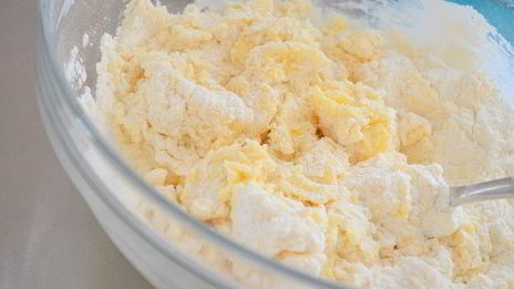 тарт со сливами и миндалем