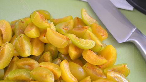 тарт со сливами и миндалем