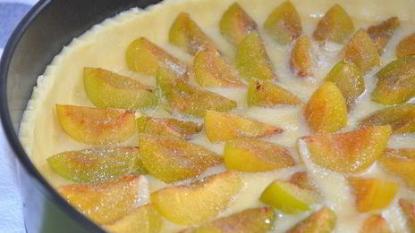 тарт со сливами и миндалем