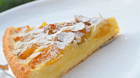 тарт со сливами и миндалем