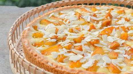 тарт со сливами и миндалем