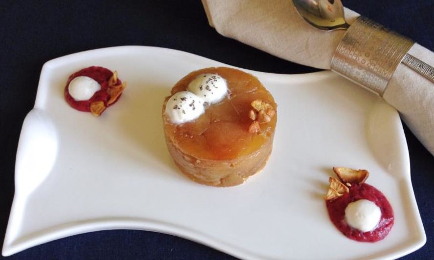 Рецепт тарт татен с клюквенно-яблочным соусом, молочным мороженым и сушеным яблоком