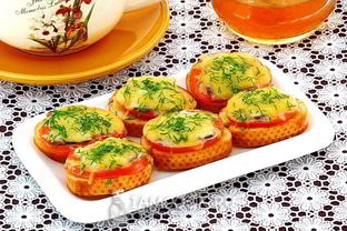 Тартинки с помидором, килькой и сыром