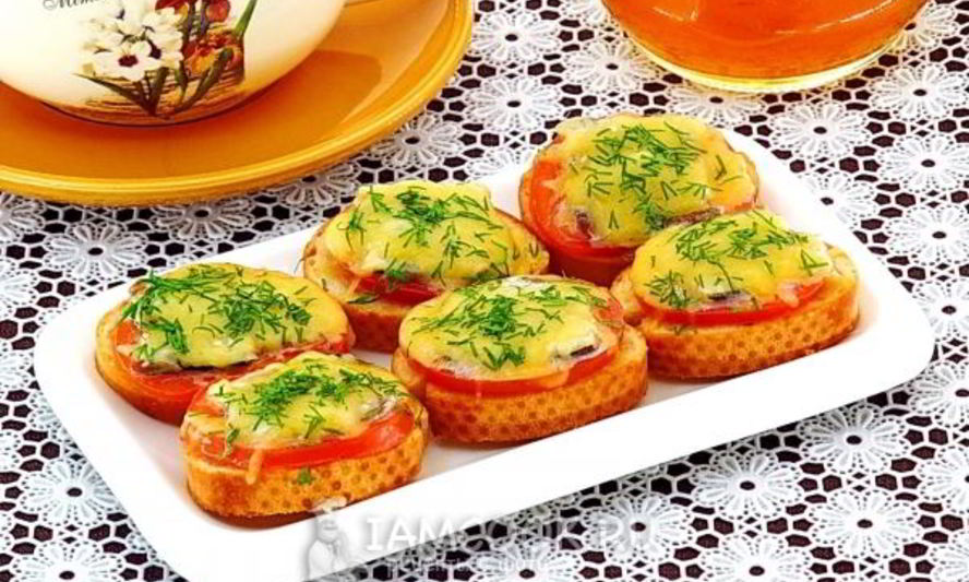 Рецепт тартинки с помидором, килькой и сыром