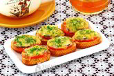 Тартинки с помидором, килькой и сыром