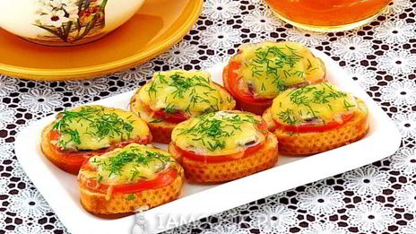 тартинки с помидором, килькой и сыром