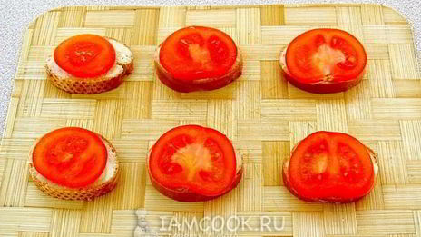 тартинки с помидором, килькой и сыром