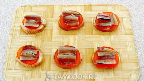 тартинки с помидором, килькой и сыром
