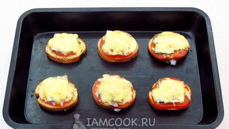 тартинки с помидором, килькой и сыром