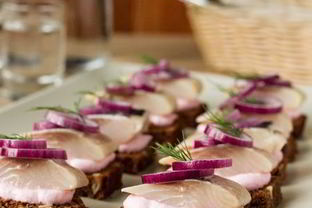 Тартинки с сельдью и сметанным соусом с хреном