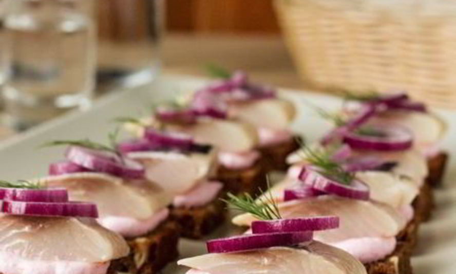 Рецепт тартинки с сельдью и сметанным соусом с хреном