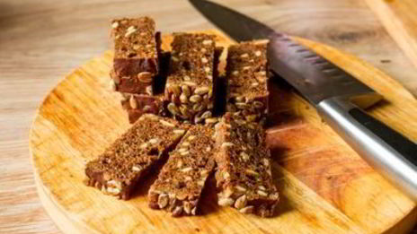 тартинки с сельдью и сметанным соусом с хреном