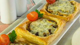 Тарты с грибами под сметанно-сырным соусом