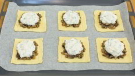 тарты с грибами под сметанно-сырным соусом