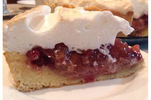 Яблочно-клюквенный тарт с меренгой