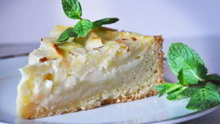 Яблочный тарт с миндальными лепестками