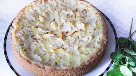 яблочный тарт с миндальными лепестками