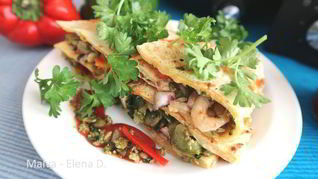 Тортилья с перцем, креветками и песто из тыквенных семечек