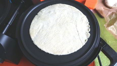 тортилья с перцем, креветками и песто из тыквенных семечек