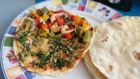 тортилья с перцем, креветками и песто из тыквенных семечек