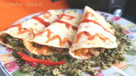 тортилья с перцем, креветками и песто из тыквенных семечек