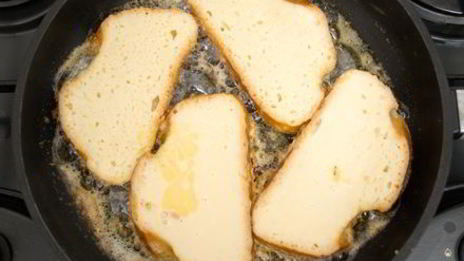 французские тосты с ягодами и медом