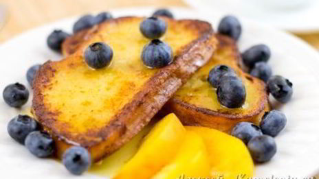 французские тосты с ягодами и медом